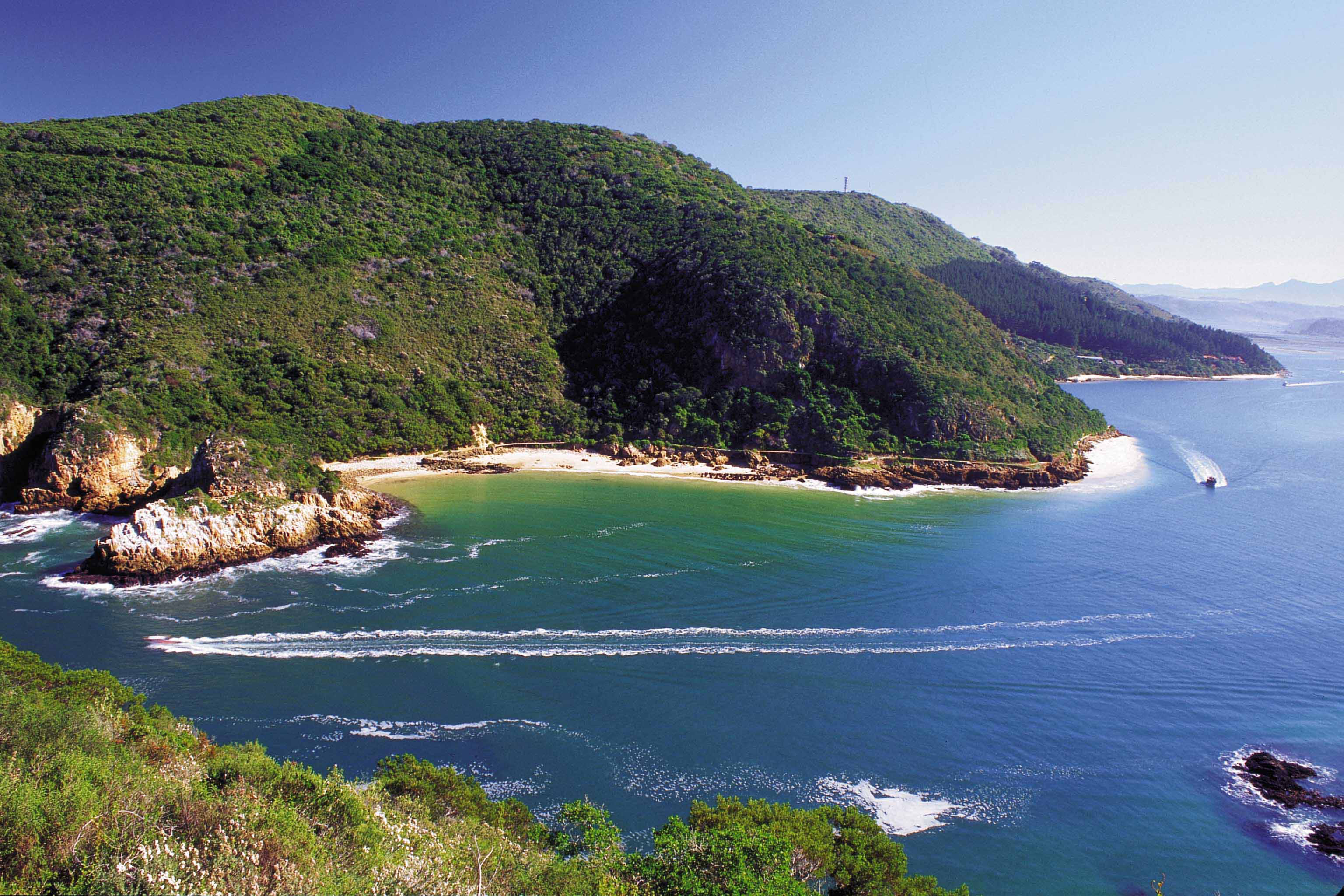 https://d3r8gwkgo0io6y.cloudfront.net/upload/Knysna waterfront area.jpg